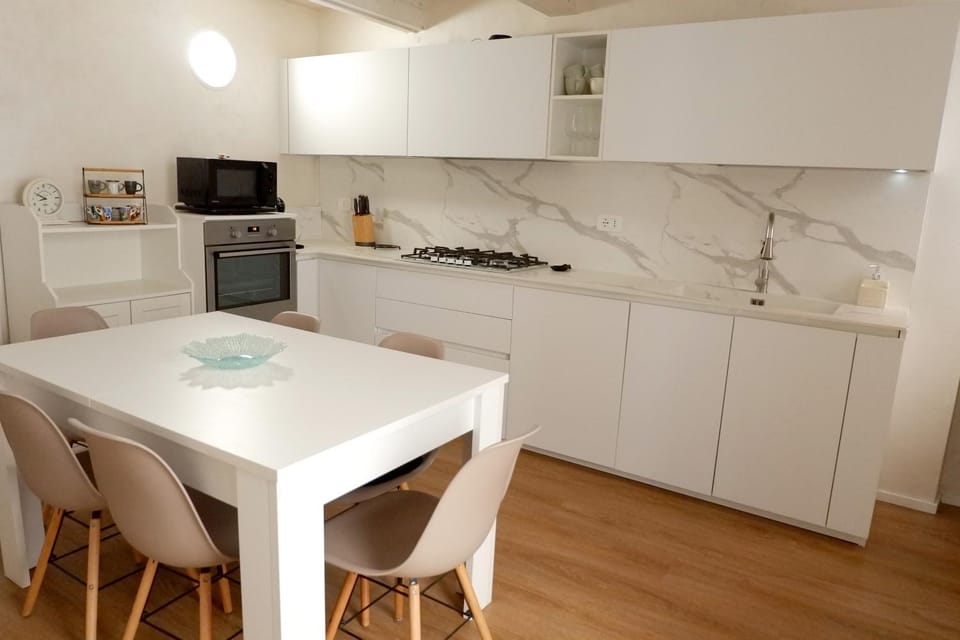 Kitchen or kitchenette, Dining area, kitchen