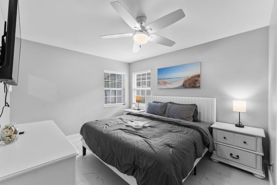 Bed, TV and multimedia, Bedroom