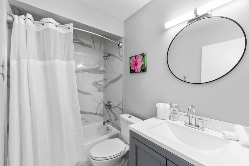 Shower, Toilet, Bathroom, Bath, towels