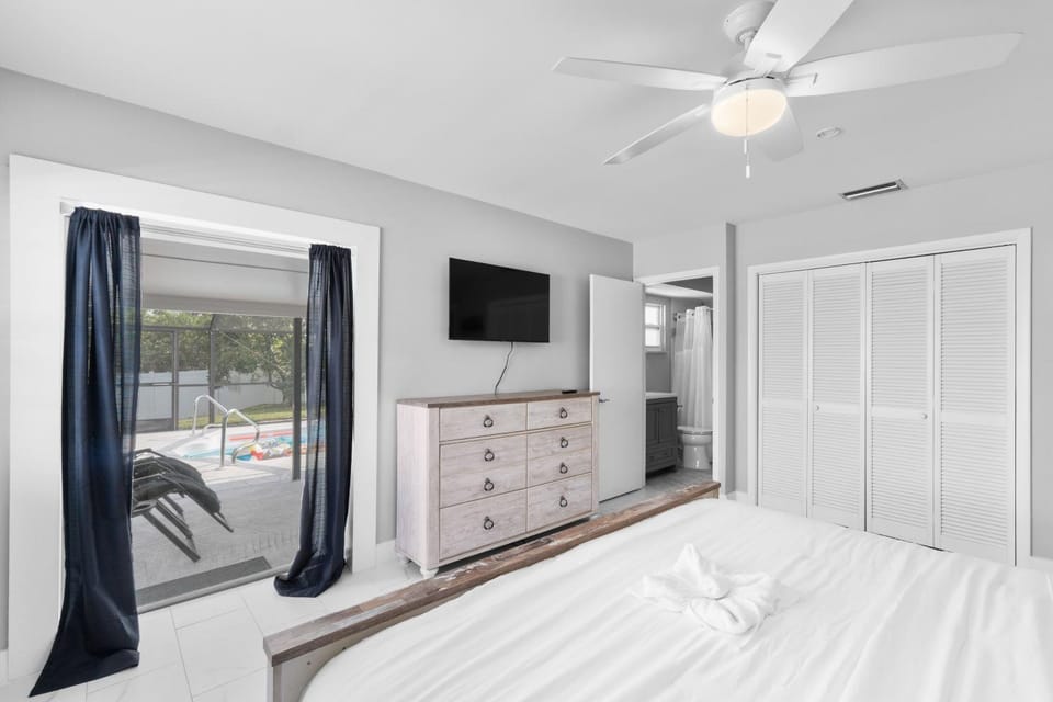 Bed, TV and multimedia, Photo of the whole room, Bedroom