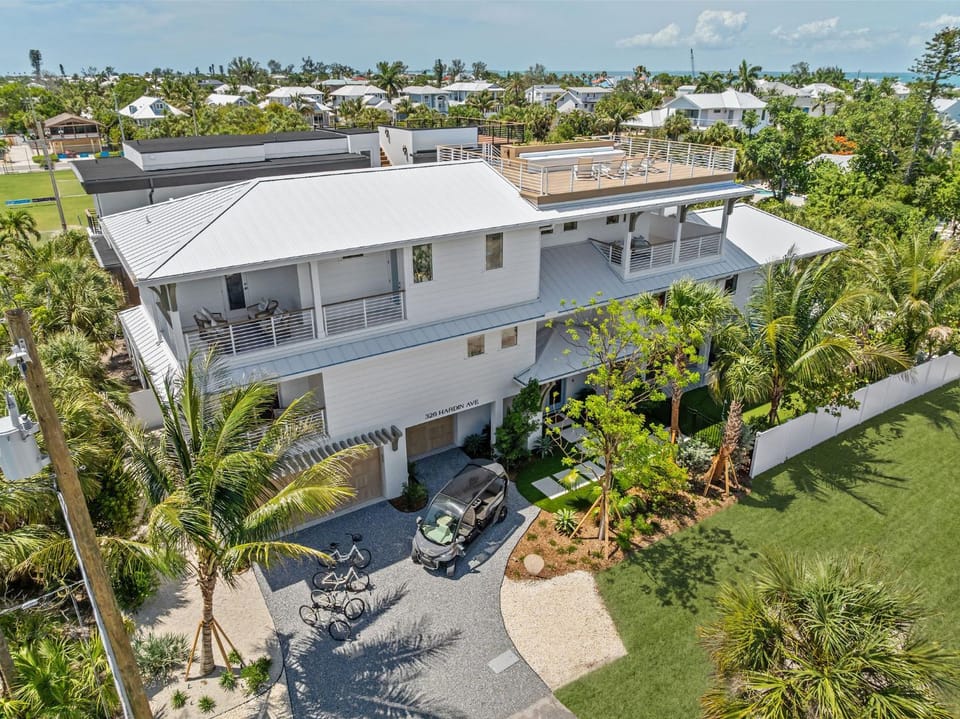 Property building, Facade/entrance, Day, Neighbourhood, Bird's eye view, Garden, Balcony/Terrace, Beach, Sea view, Parking