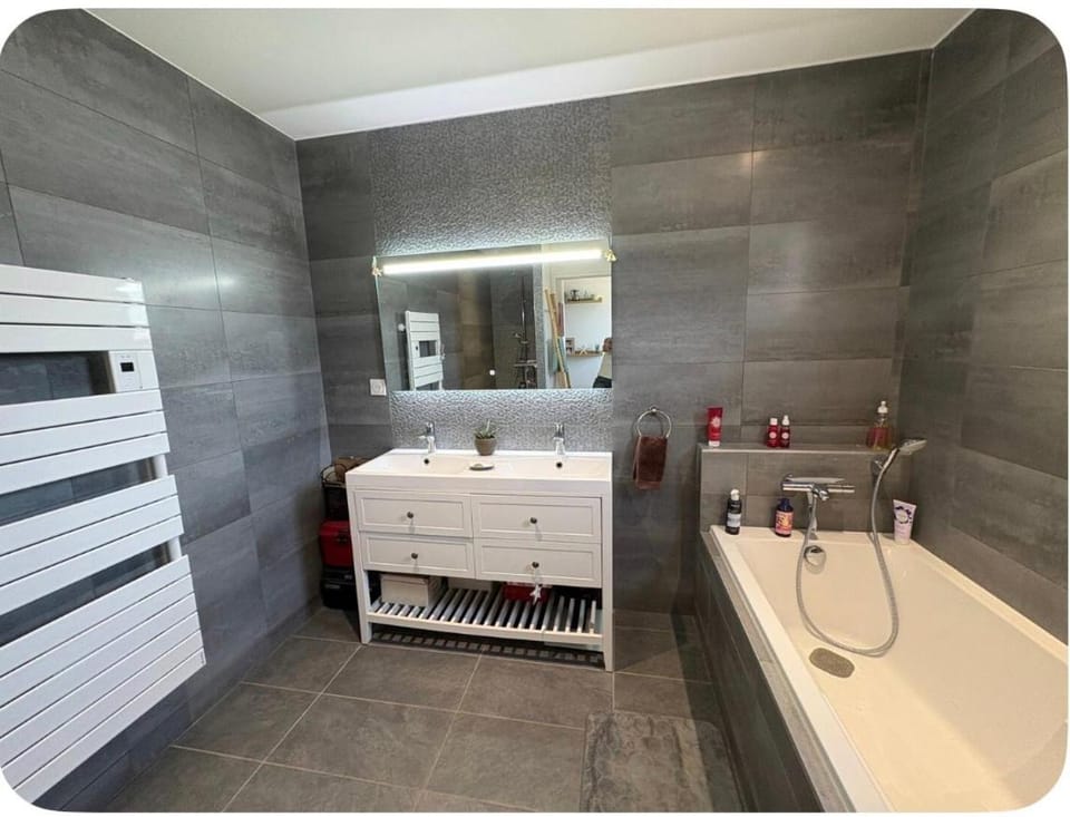 Chambre du petit bois Vacation rental in Auvergne-Rhône-Alpes