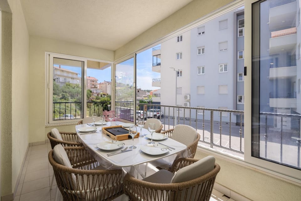 Loré Apartment with private garage Apartment in Makarska