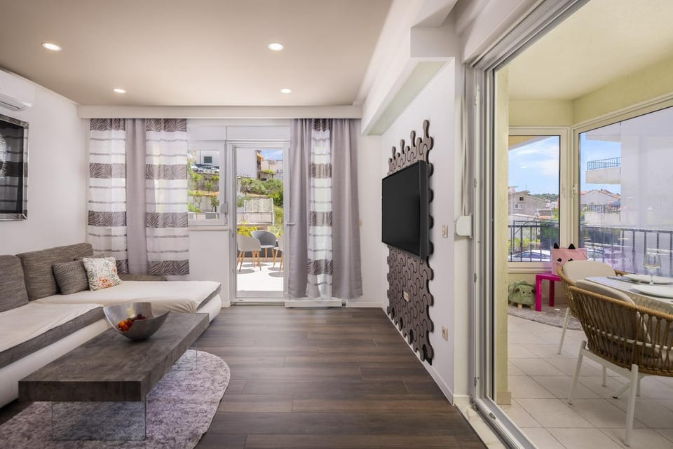 Loré Apartment with private garage Apartment in Makarska