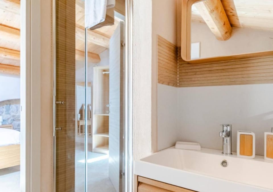 Shower, Bed, Bathroom, Photo of the whole room, Bedroom, towels