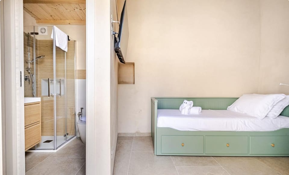 Shower, Toilet, Bed, Bathroom, Photo of the whole room, Bedroom, towels
