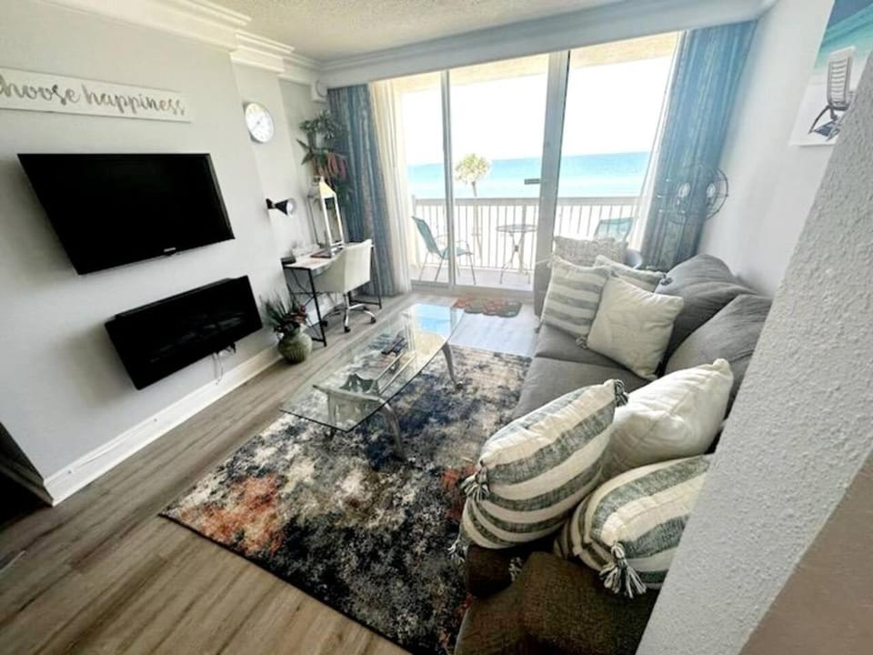Daytona Beach Oasis Oceanfront balcony 1 bdrm Apartment in Holly Hill