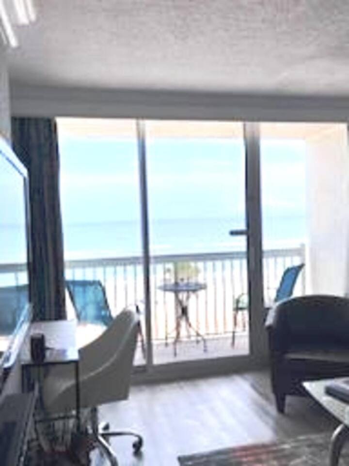 Daytona Beach Oasis Oceanfront balcony 1 bdrm Apartment in Holly Hill