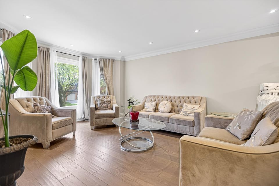 Luxury Spacious House Near Yonge St Mall Hwy7 House in Richmond Hill