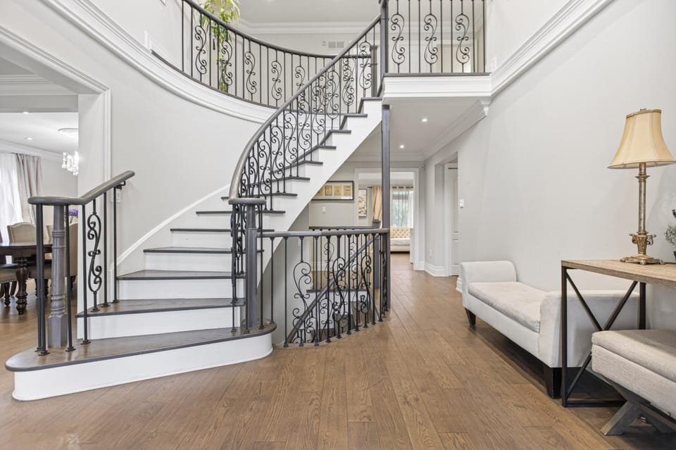 Luxury Spacious House Near Yonge St Mall Hwy7 House in Richmond Hill