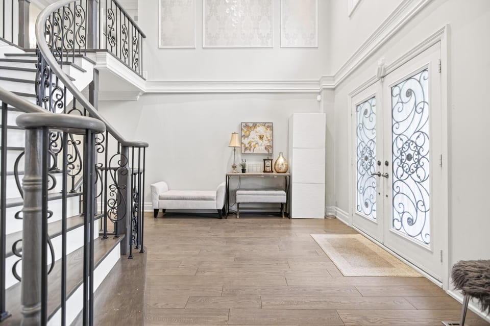 Luxury Spacious House Near Yonge St Mall Hwy7 House in Richmond Hill