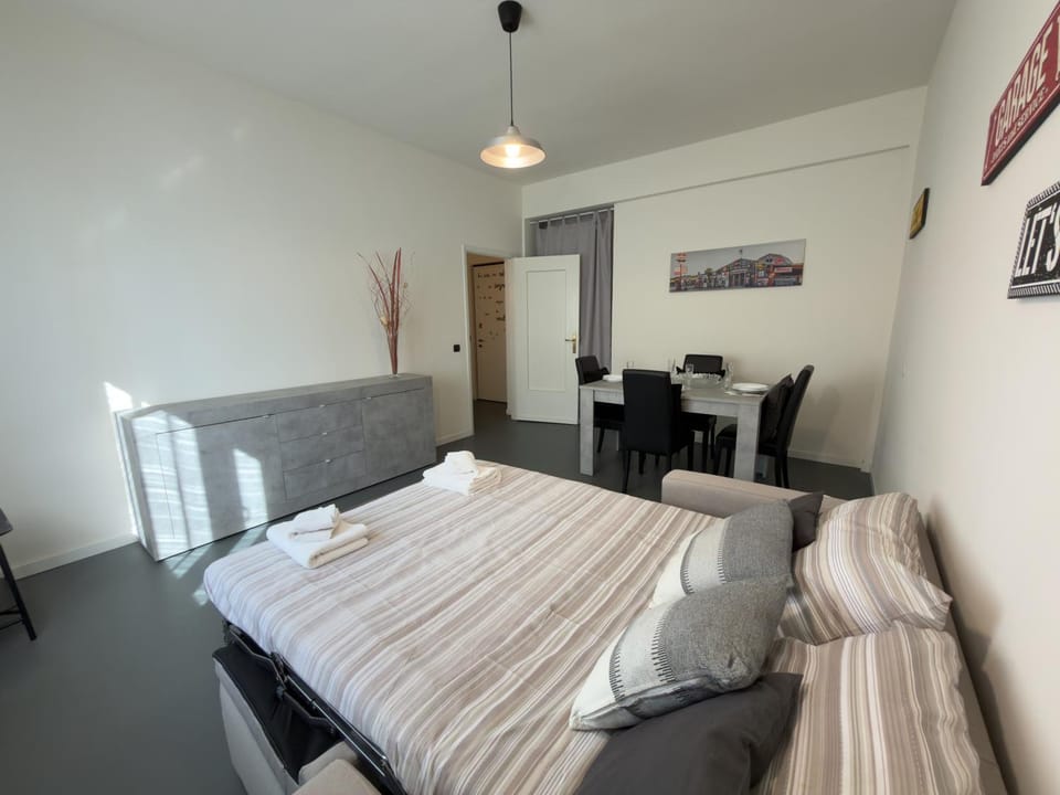 Bed, Living room, Photo of the whole room, Seating area