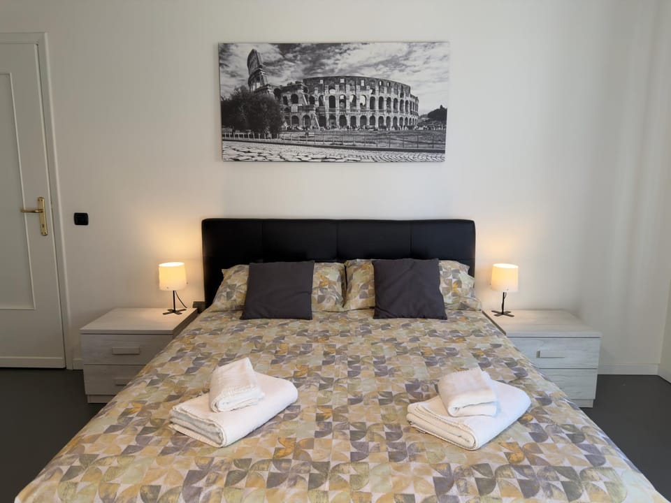 Bed, Photo of the whole room, Bedroom, towels