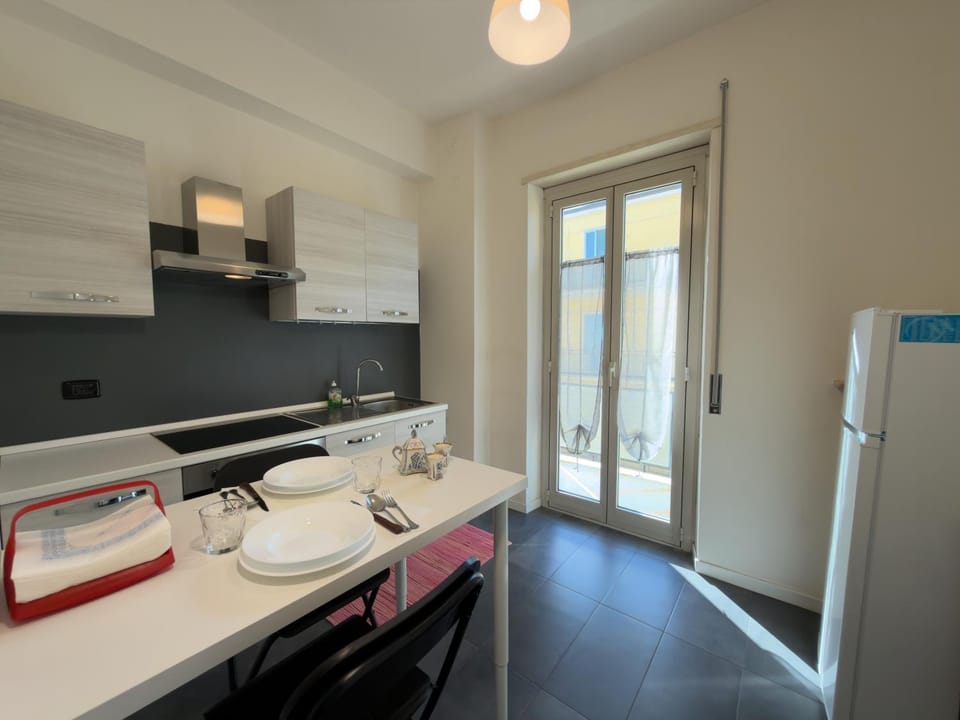 Kitchen or kitchenette, Dining area, stove