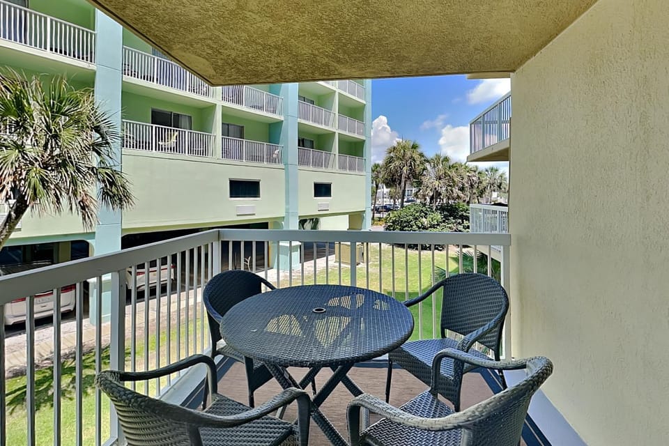 Property building, Garden, Balcony/Terrace, Seating area, Inner courtyard view