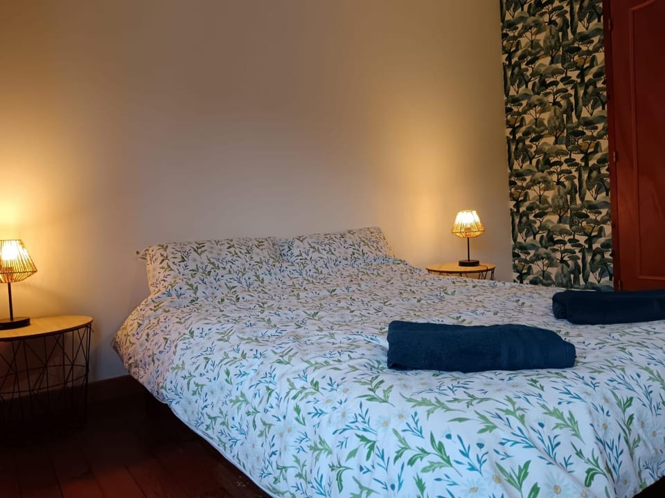 Photo of the whole room, Bedroom, towels
