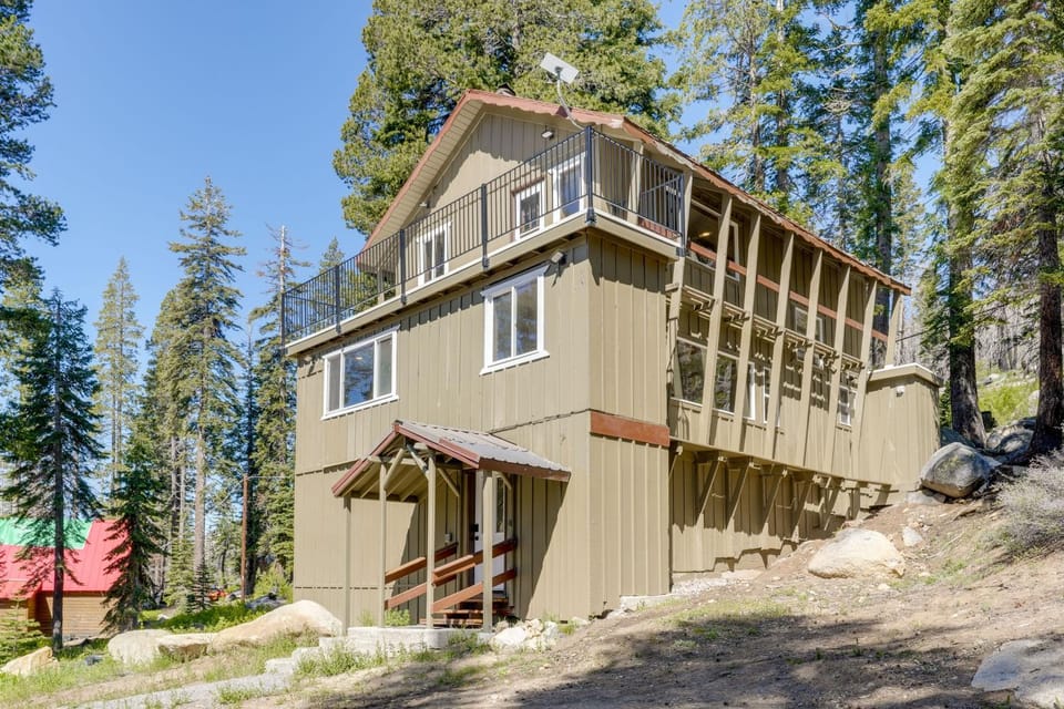 Hike, Ski & Explore! Spacious Home in Twin Bridges House in Sierra Nevada