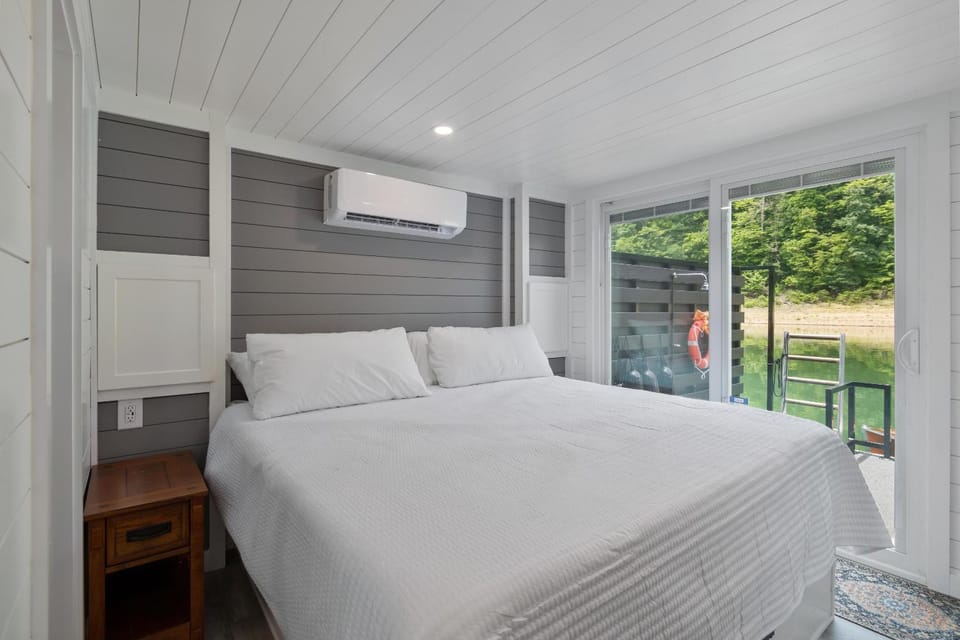 Miss Madison - Pet Friendly Floating House House in Lake Cumberland