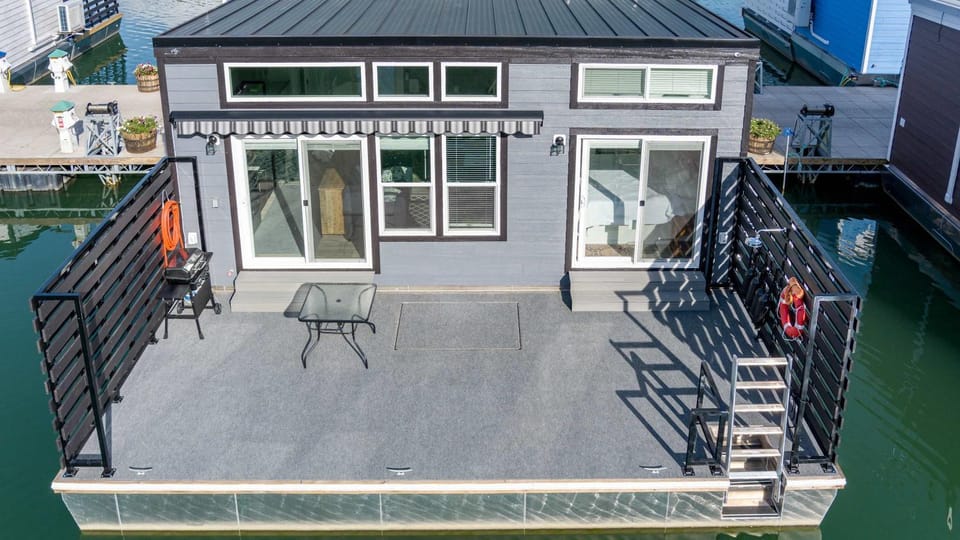 Miss Madison - Pet Friendly Floating House House in Lake Cumberland