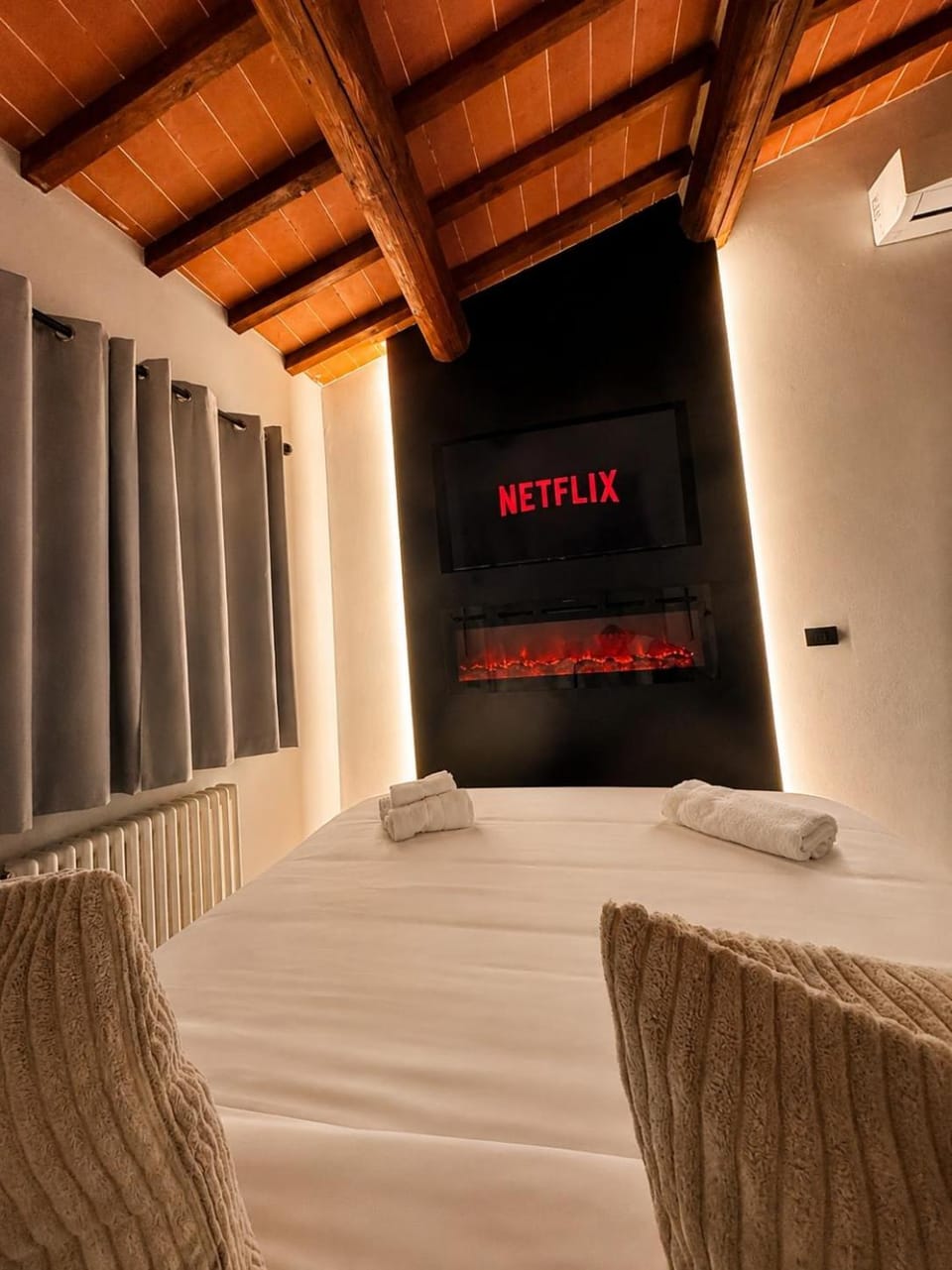 Bed, TV and multimedia, Photo of the whole room, Bedroom