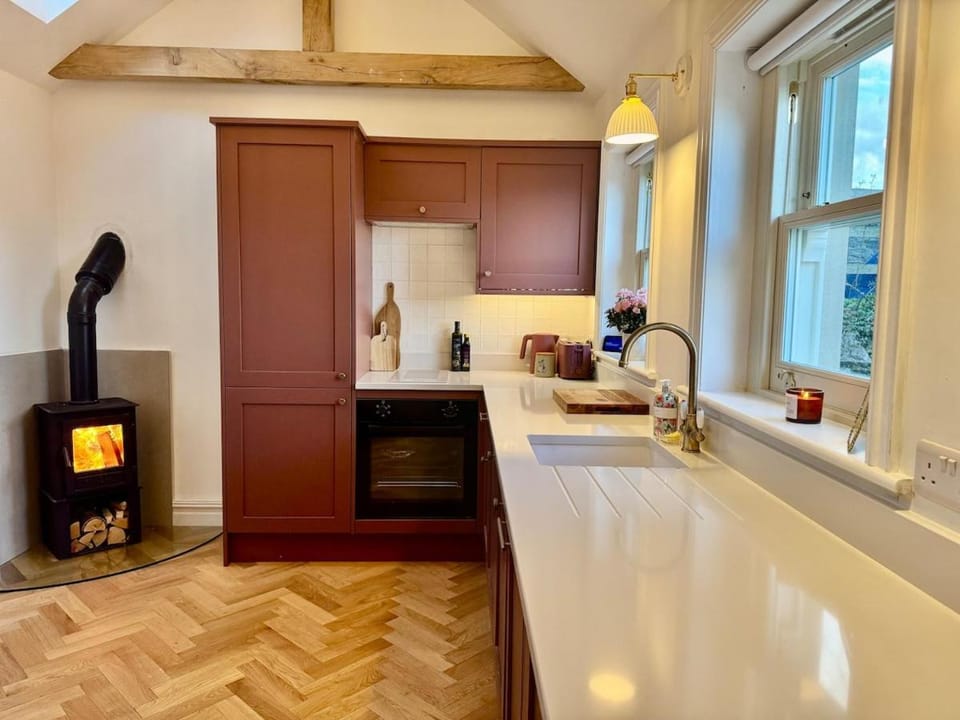 Kitchen or kitchenette, fireplace, kitchen