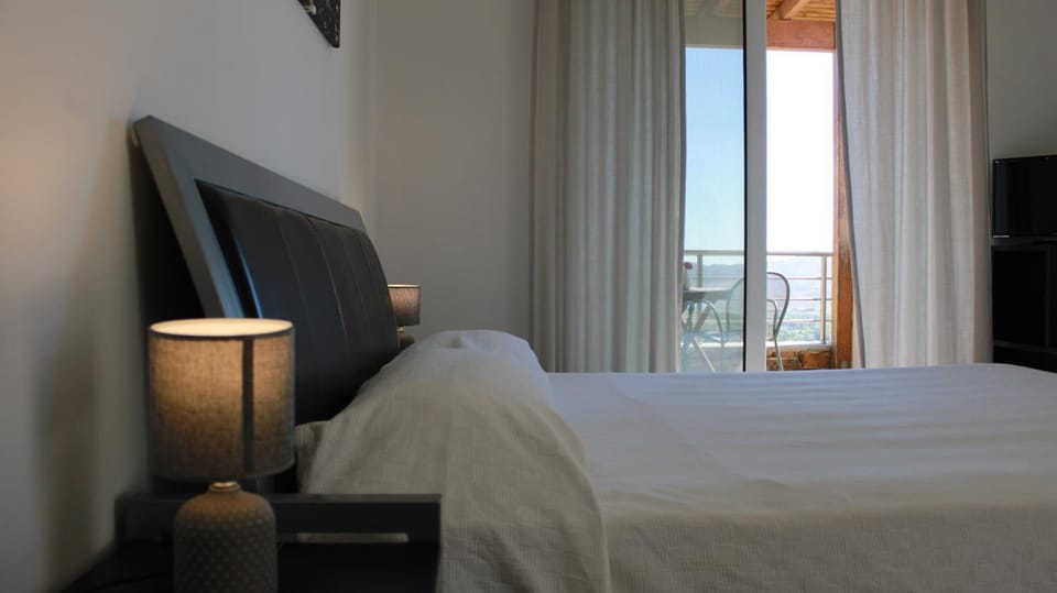 Bed, TV and multimedia, Evening entertainment, Bedroom