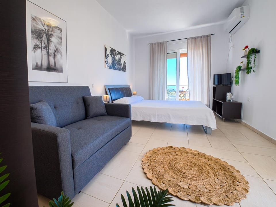 Bed, TV and multimedia, Living room, Photo of the whole room, Bedroom, air conditioner