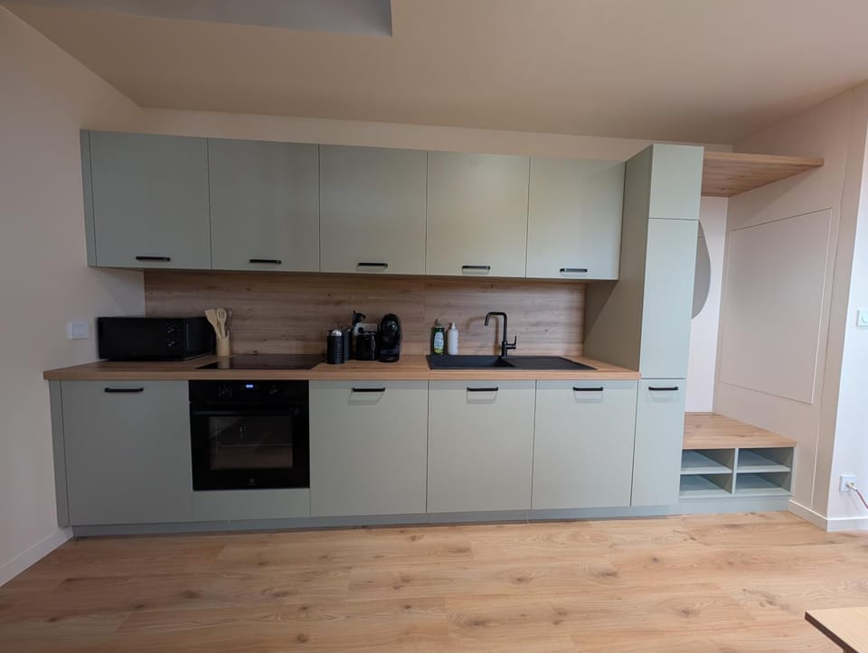 Coffee/tea facilities, dishwasher, stove, toaster