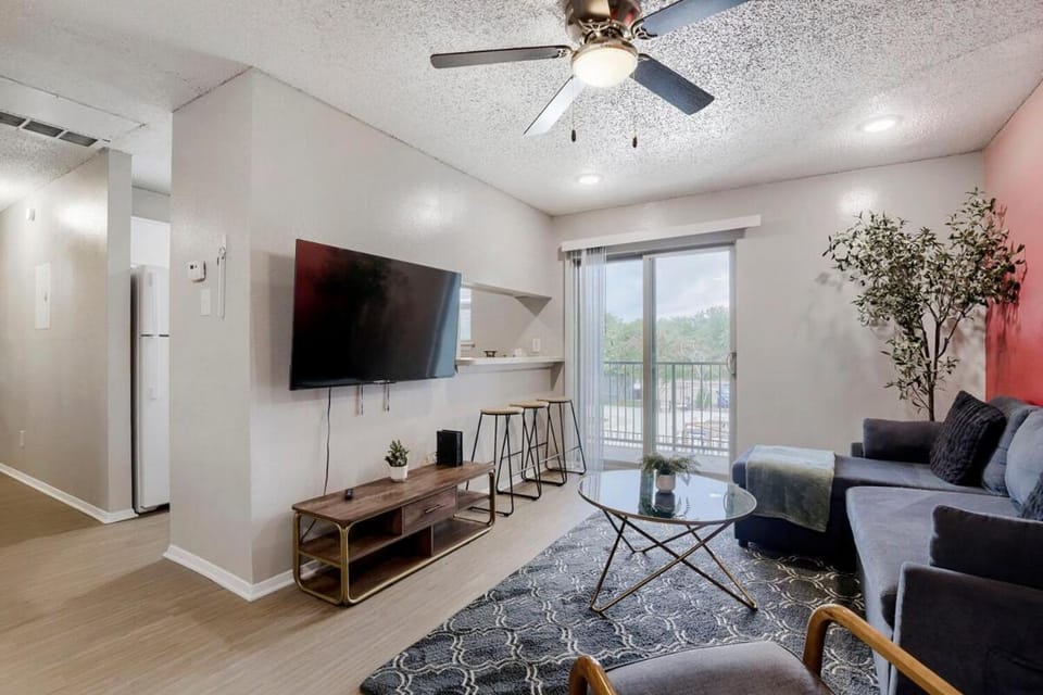 Bright Trendy Getaway 2B - Sleeps 6 - Pool, Prkg Apartment in Austin
