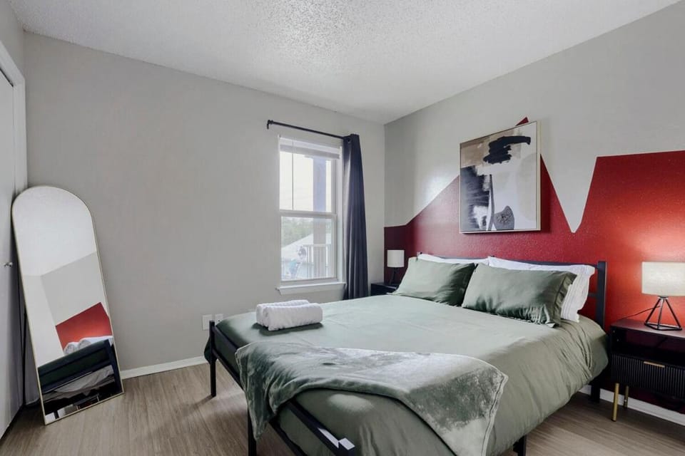 Bright Trendy Getaway 2B - Sleeps 6 - Pool, Prkg Apartment in Austin