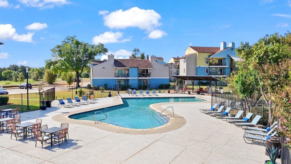 Bright Trendy Getaway 2B - Sleeps 6 - Pool, Prkg Apartment in Austin