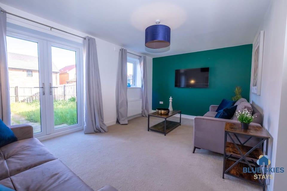 Jacob House by Blue Skies Stays House in Middlesbrough