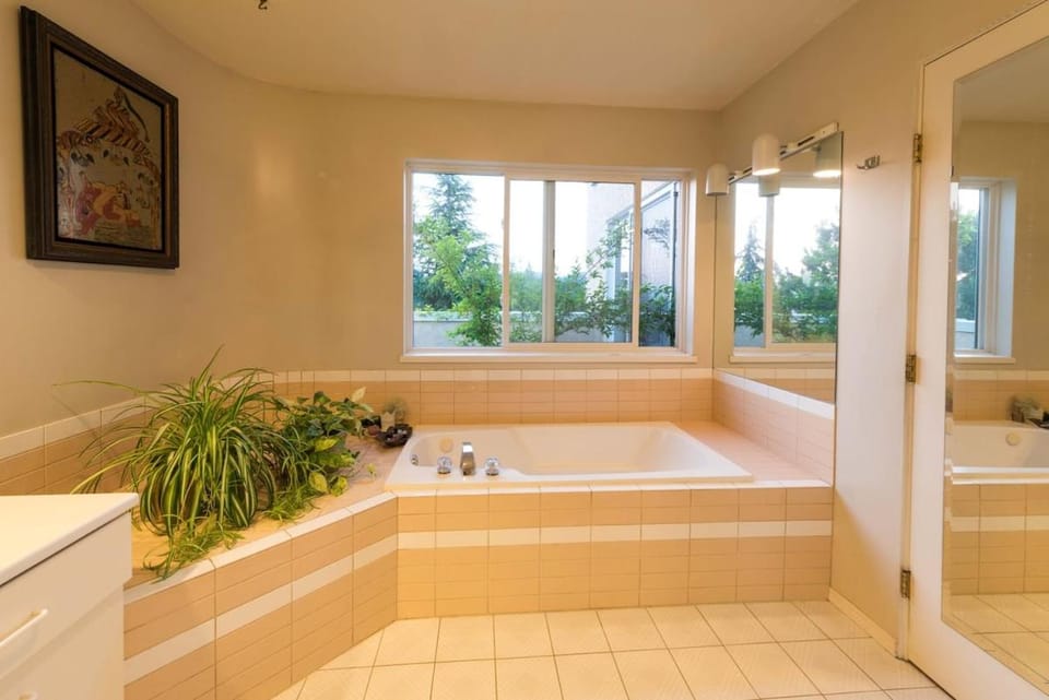 Mountain and Ocean Views Art Deco House House in West Vancouver