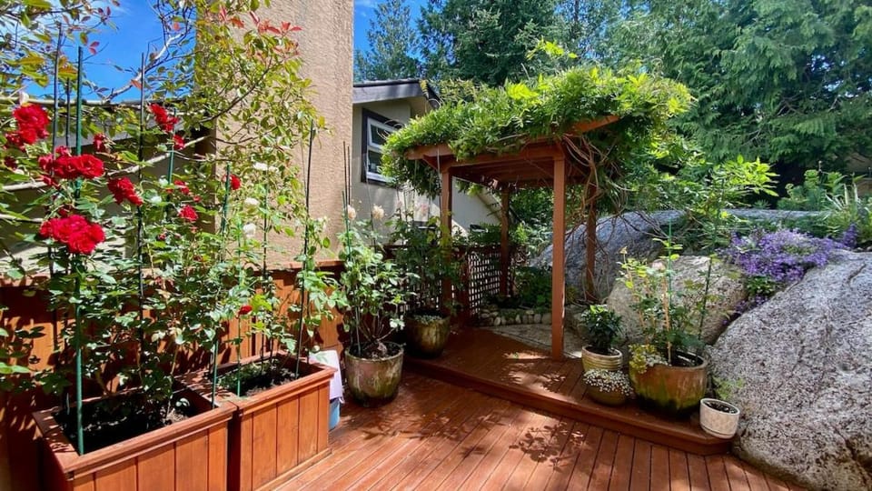 Mountain and Ocean Views Art Deco House House in West Vancouver