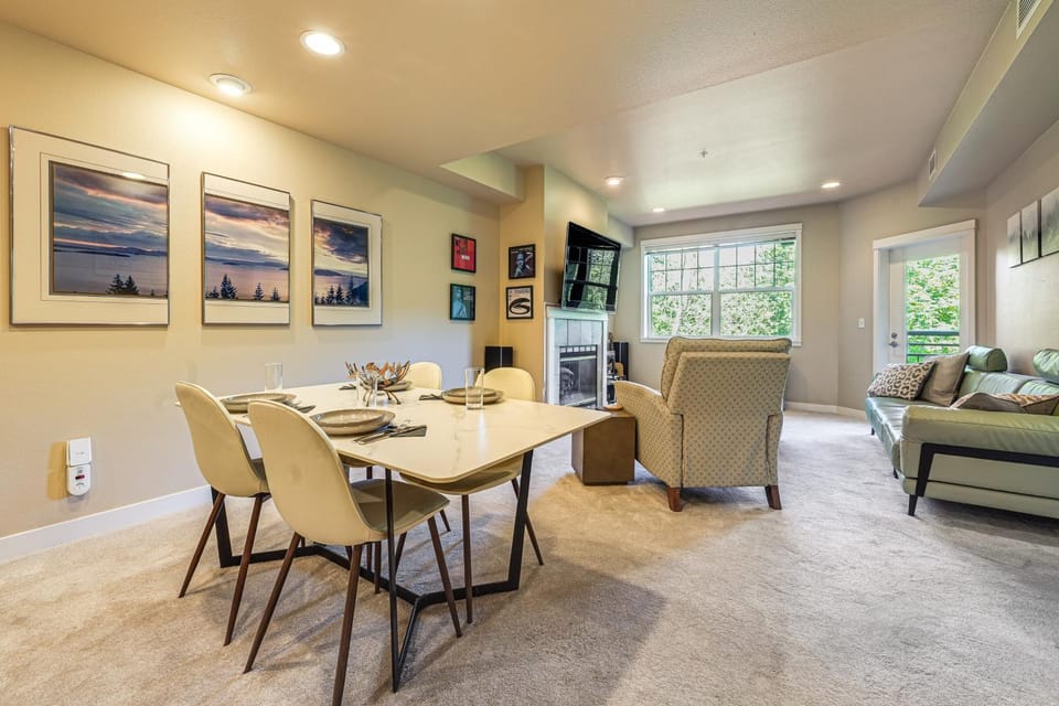 1/2 Mi to Olde Town: Mtn-View Gem w/ On-Site Trail House in Issaquah