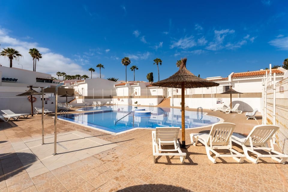 Pool view, Swimming pool, sunbed