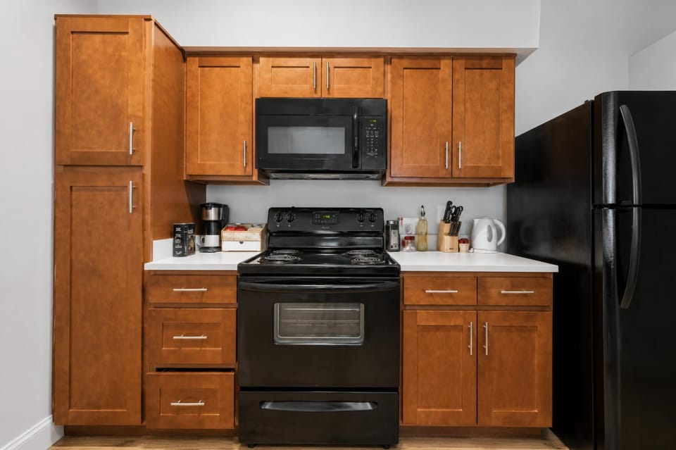 Spacious 2 Bedroom 2 Bath Suite with Queen Beds Free Parking 2 TVs Apartment in Cleveland Heights