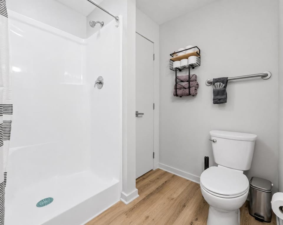 Spacious 2 Bedroom 2 Bath Suite with Queen Beds Free Parking 2 TVs Apartment in Cleveland Heights
