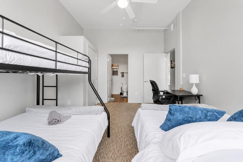 Spacious 2 Bedroom 2 Bath Suite with Queen Beds Free Parking 2 TVs Apartment in Cleveland Heights