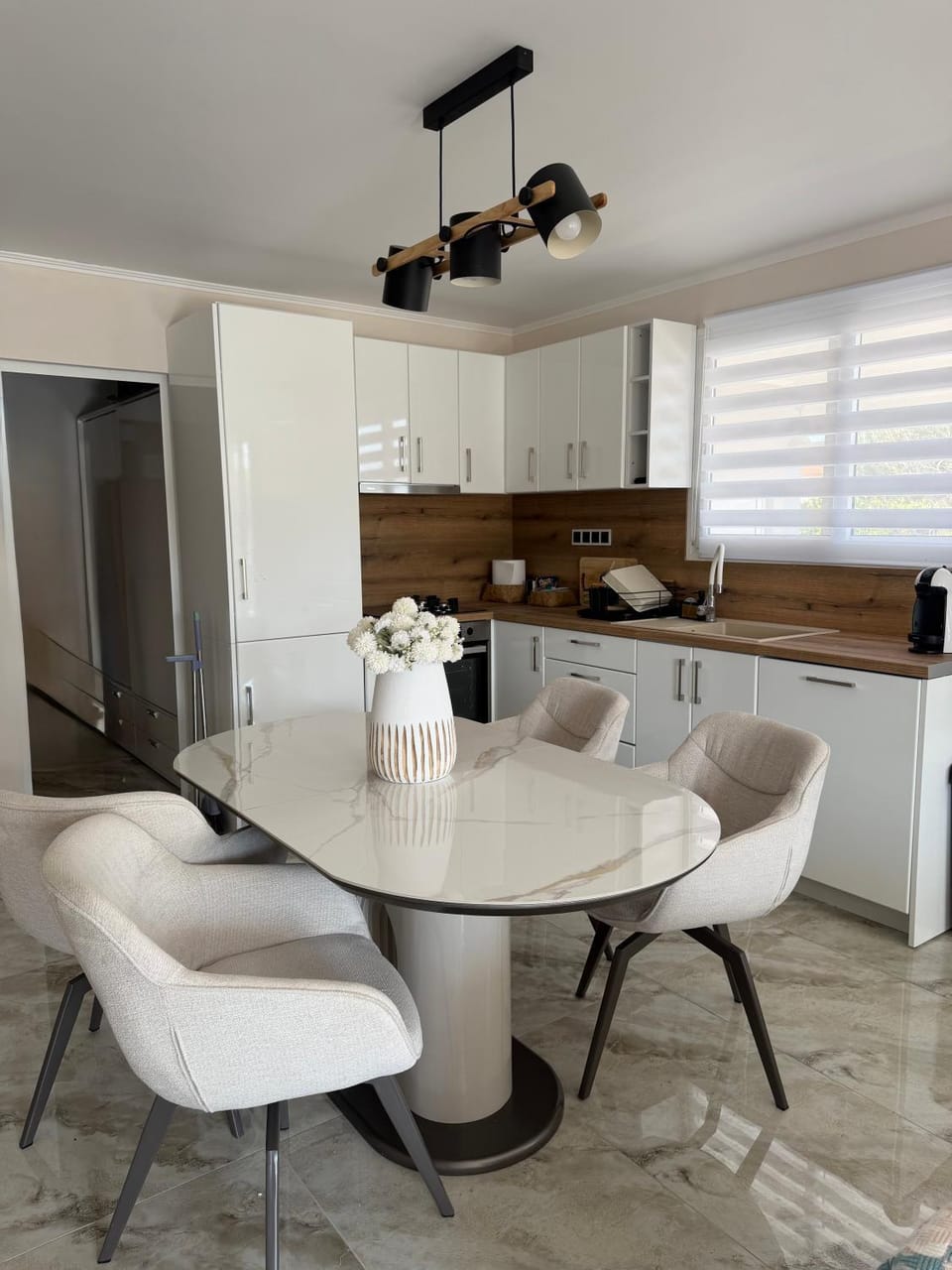 Kitchen or kitchenette, Dining area, stove