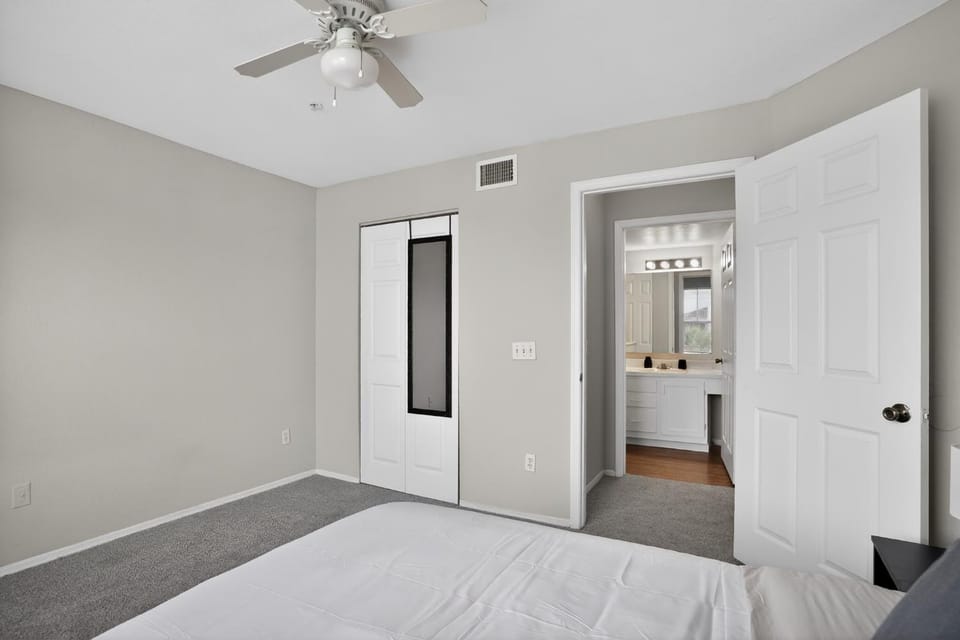 Contemporary 2BR in Prime Orlando Apartment in Orlando