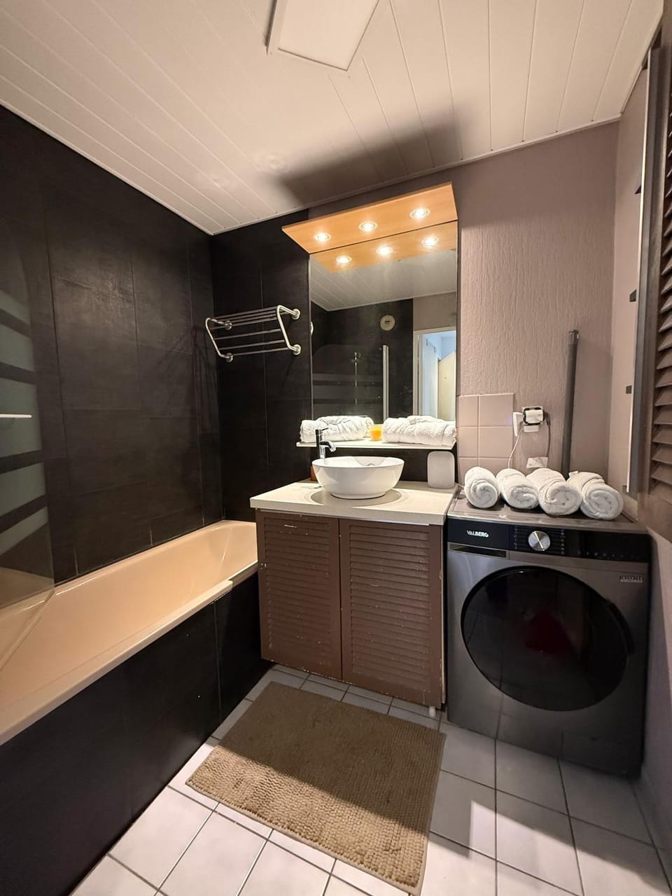 Bathroom, washing machine