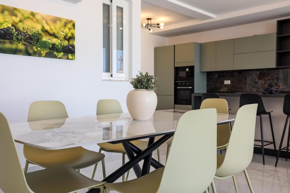 Sea View 2-Bed Apt with Private Jacuzzi Terrace Apartment in Saint Paul's Bay
