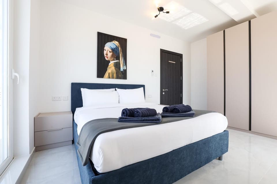 Sea View 2-Bed Apt with Private Jacuzzi Terrace Apartment in Saint Paul's Bay