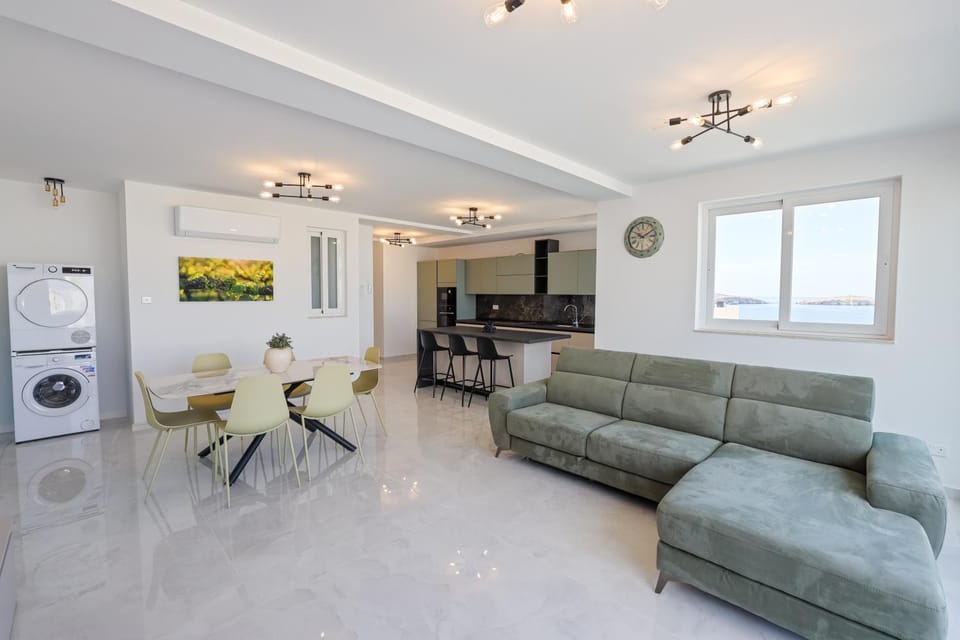 Sea View 2-Bed Apt with Private Jacuzzi Terrace Apartment in Saint Paul's Bay
