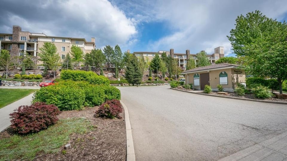 Mountain View Condo | Pool, Hot Tub & Golf Nearby 1207 Apartment in Kelowna