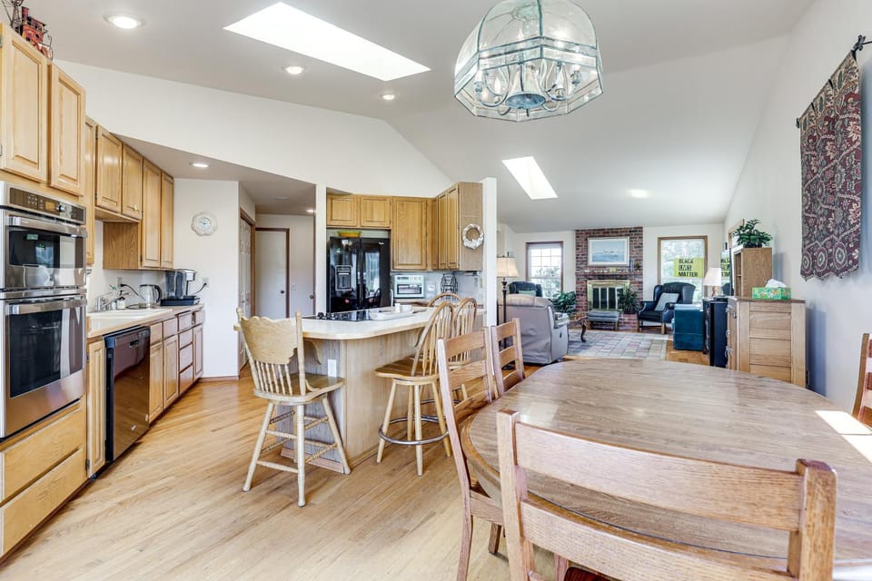< 1 Mi to Beach! Ocean-View Getaway in Freeland House in Whidbey Island