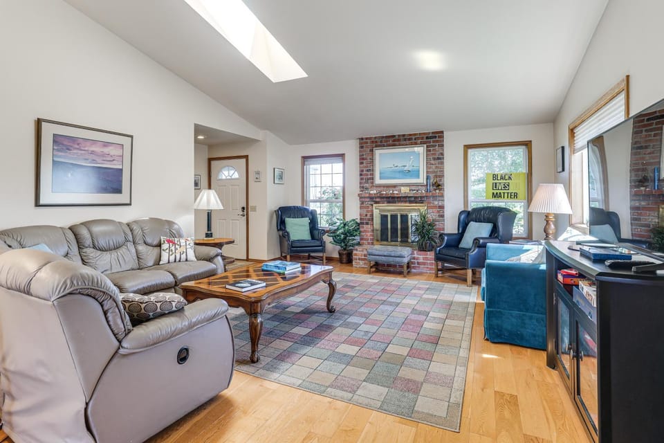 < 1 Mi to Beach! Ocean-View Getaway in Freeland House in Whidbey Island