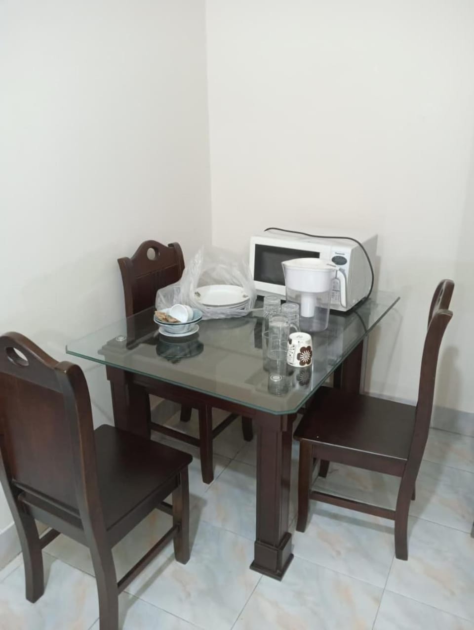 Dining area, microwave
