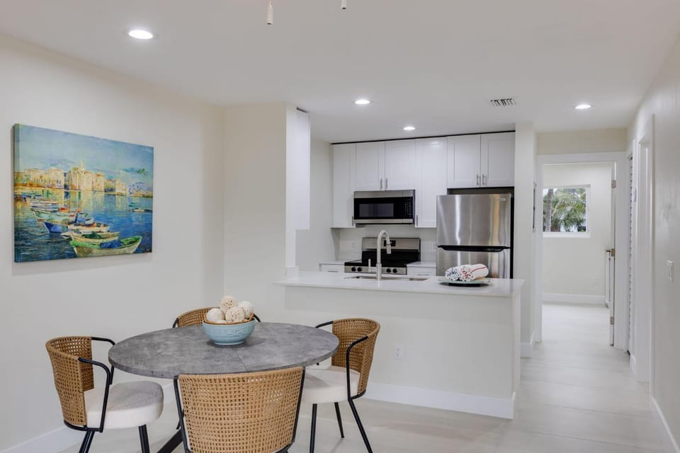 Sanibel Arms B2- Stunning Condo Steps to Beach House in Sanibel Island